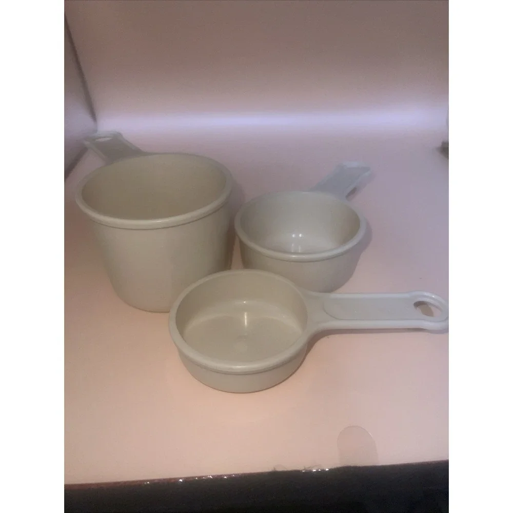 Vintage Set of (3) Rubbermaid MEASURING CUPS Beige‎ *Missing 1/3 Cup*